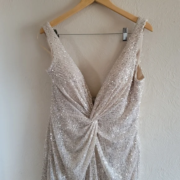 IEENA By Mac Duggal, Front Twist Plunging Sequin‎ Mini Dress, Silver, Size 12 - Picture 6 of 11